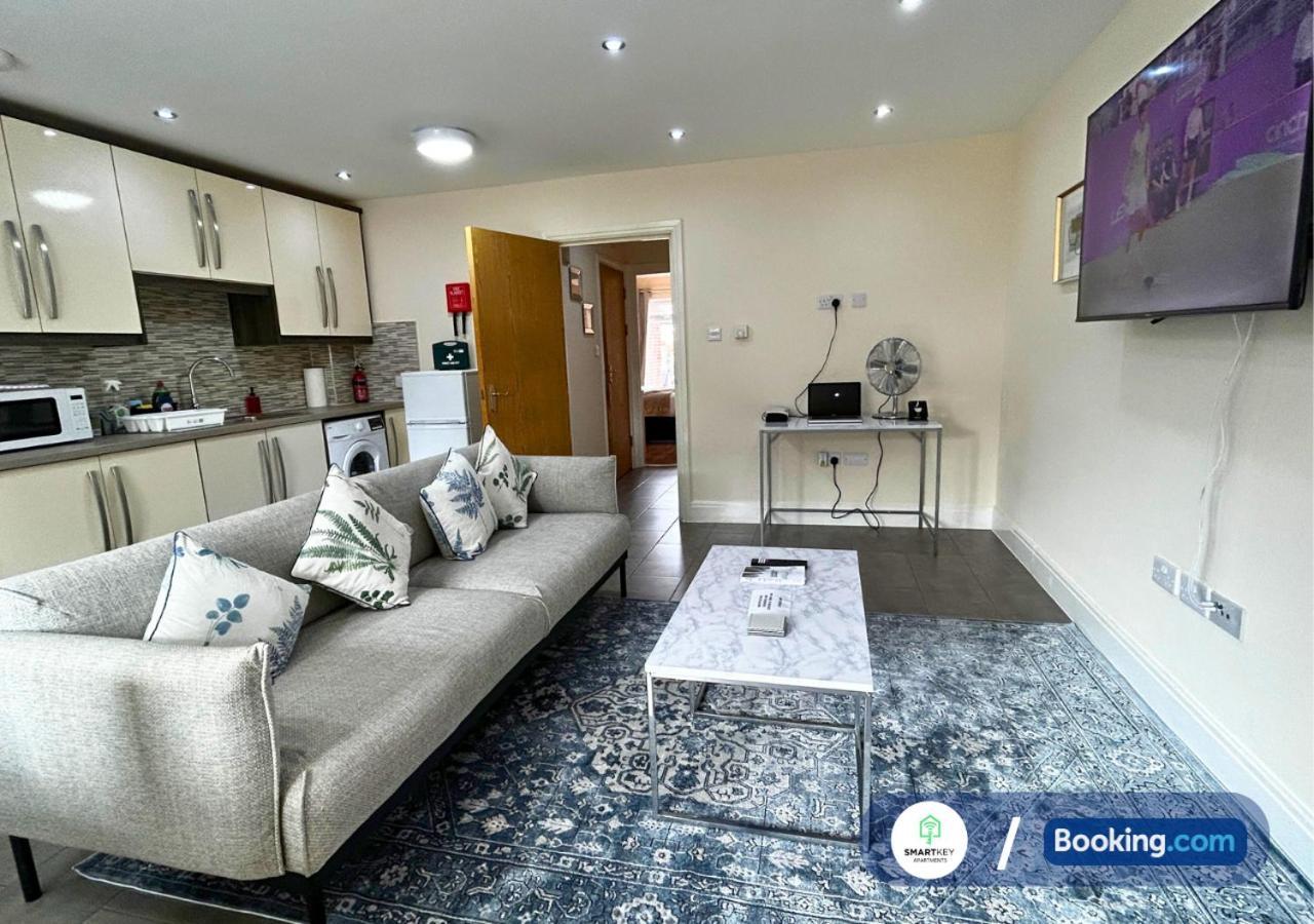 Modern 2 Bed 2 Bath Apartment Free Parking Watford  Exterior photo