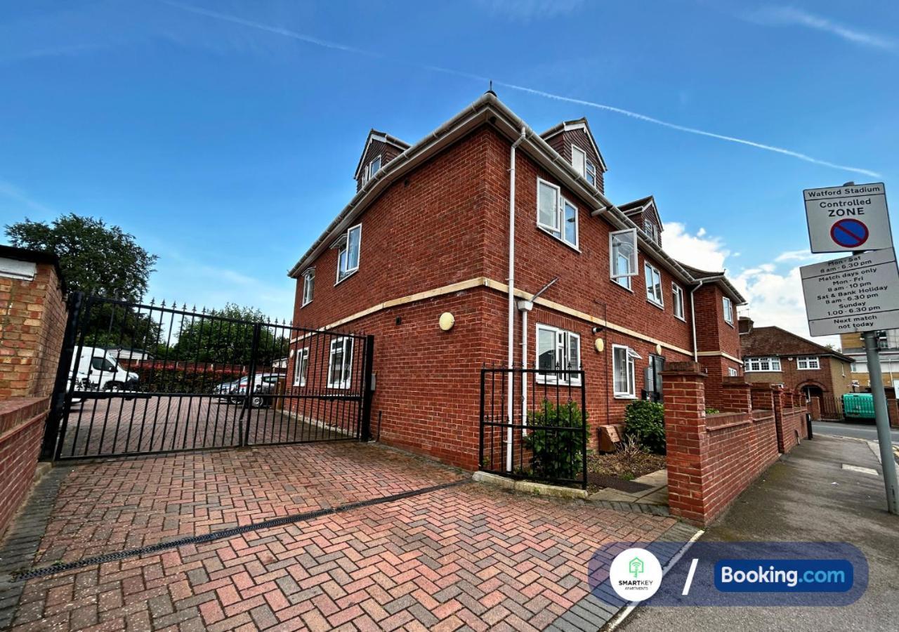 Modern 2 Bed 2 Bath Apartment Free Parking Watford  Exterior photo
